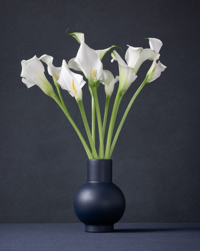 Callas in blue vase